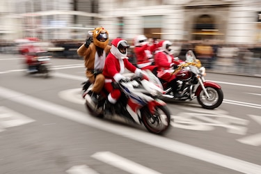 Cientos de motoristas disfrazados de Papá Noel recorren Zamora con un fin solidario 