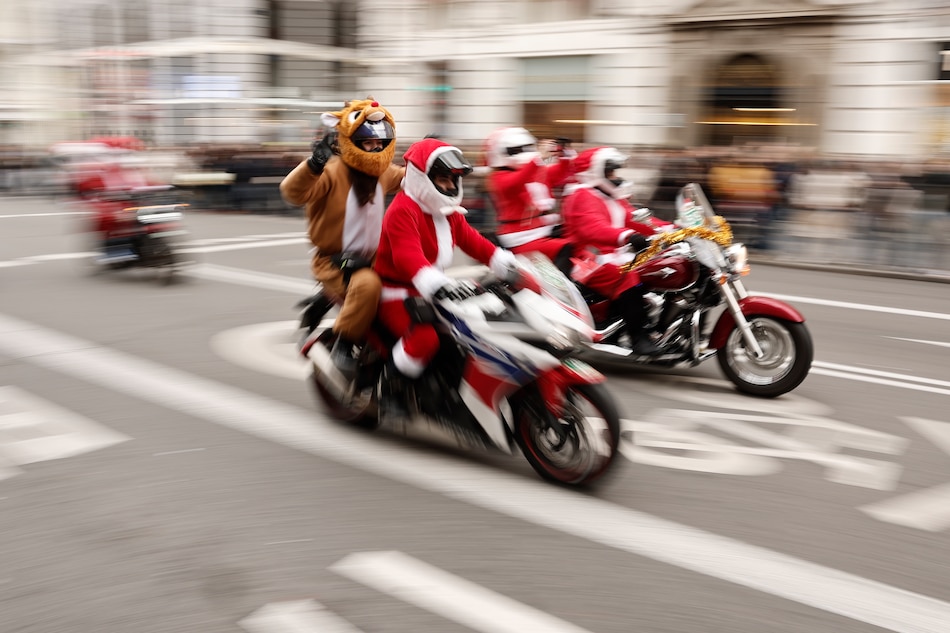 Cientos de motoristas disfrazados de Papá Noel recorren Zamora con un fin solidario