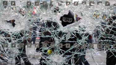 Chalecos amarillos chocan con la policía en París