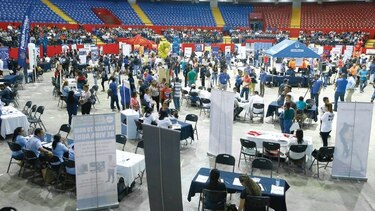 35% de los asistentes consigue empleo en ferias masivas