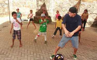Taller de baile urbano contagia a niños en el Casco Antiguo