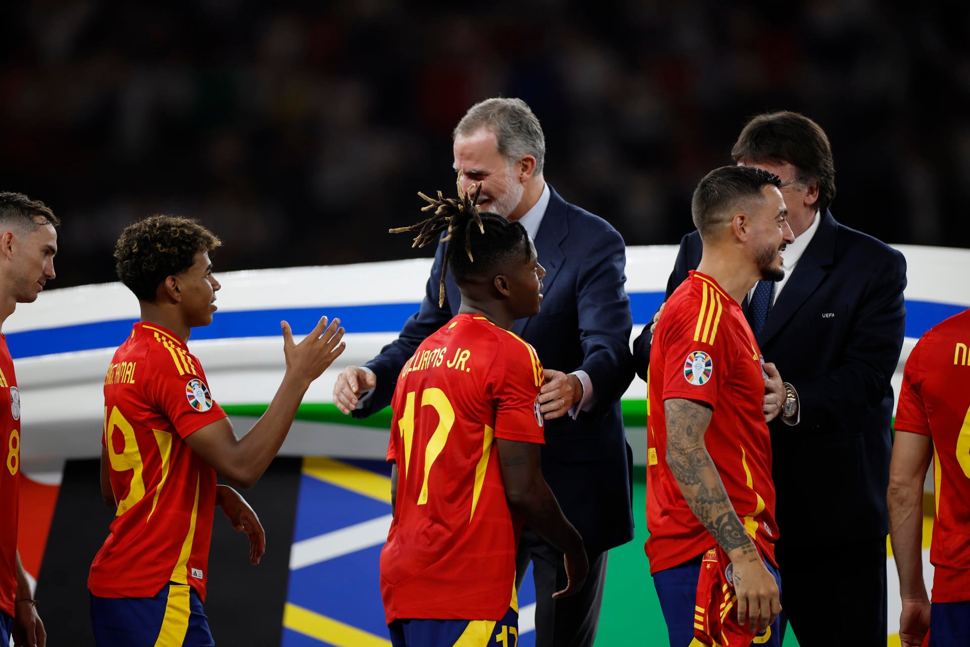 El rey Felipe felicita a los jugadores de la selección, Lamine Yamal (i), Nico Williams (c) y Joselu (d), durante la entrega de medallas al término de la final de la Eurocopa. EFE/Alberto Estévez