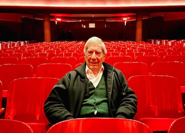 Icónico parque de Lima celebra a Vargas Llosa y proyecta imágenes de su vida 