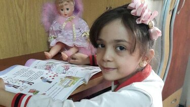 Bana Alabed, la niña siria de 7 años que usa Twitter para describir su vida bajo bombardeo