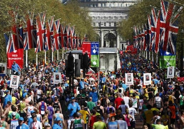 Muere participante en maratón de Londres y desaparece corredora