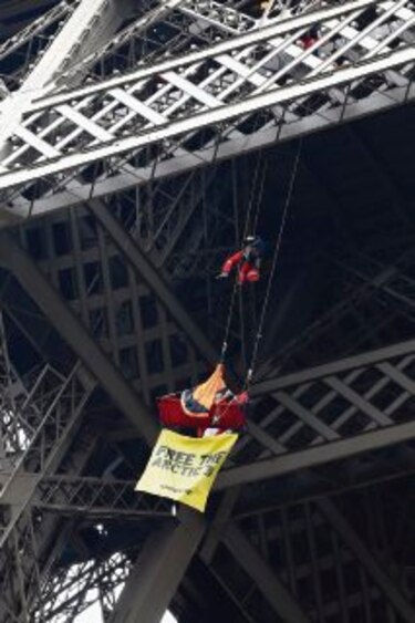 Activista de Greenpeace se cuelga de la torre Eiffel