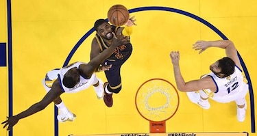 Los Warriors ganan el primer juego de la final
