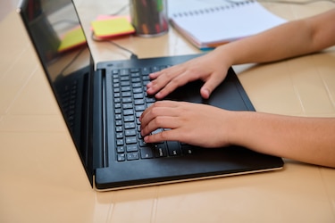 Meduca adjudica $4.4 millones en licencias de software, pero sin laptops para estudiantes