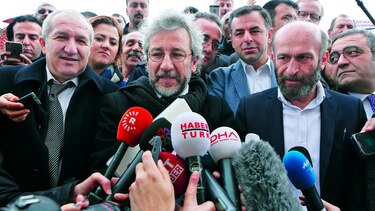 Turquía juzga a dos periodistas del diario ‘Cumhuriyet’
