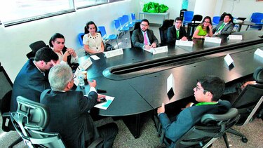 Jóvenes debaten temas nacionales