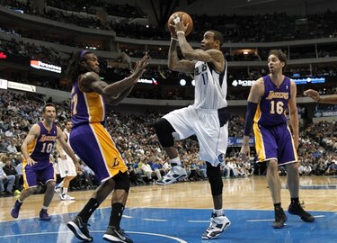Mavericks muestran su versatilidad y arrollan a los Lakers