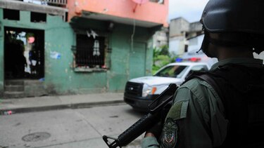 Detienen a sargento de la Policía por supuesto caso de drogas
