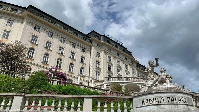 La fascinante historia del pequeño pueblo europeo que creó el primer dólar y fue clave en el inicio de la era nuclear