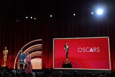Cillian Murphy lidera la carrera del Óscar a mejor actor, con Paul Giamatti ojo avizor
