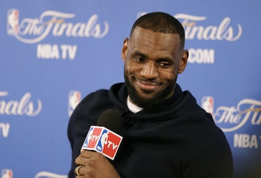 LeBron James pacta extensión de dos años con los Cavaliers