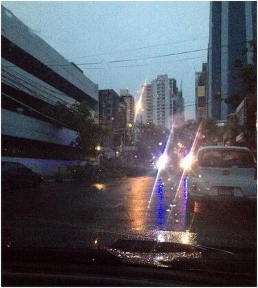 Caída de árboles y voladura de techos por mal tiempo en la capital