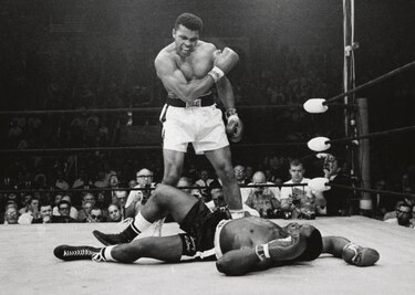 Esperan obtener medio millón por guantes de Ali en su primer título