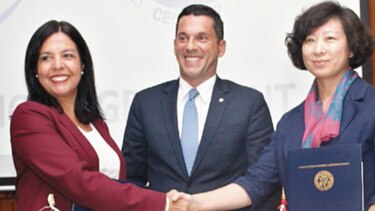 Panamá y China firman acuerdo de arbitraje marítimo