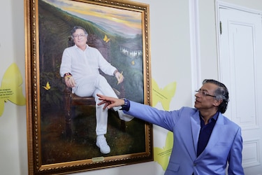 Petro presenta su retrato oficial en la Casa de Nariño antes de entregar el poder