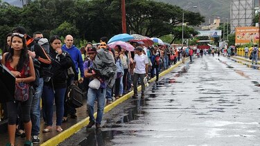 Reabren frontera con Colombia y 35 mil venezolanos la cruzan