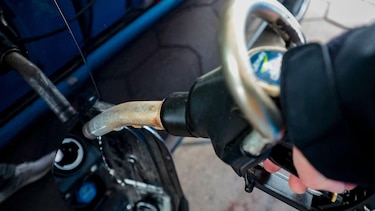 Las millonarias apuestas de inversores en petróleo antes del anuncio de Trump