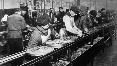 Por qué Henry Ford creó la semana laboral de 5 días hace 100 años y cómo la medida impactó al mundo