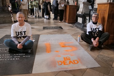 Activistas climáticos vandalizan la tumba de Darwin en la abadía de Westminster, en Londres