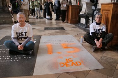 Activistas climáticos vandalizan la tumba de Darwin en la abadía de Westminster, en Londres