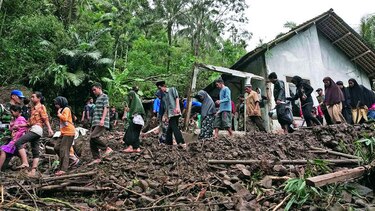 Deslaves dejan 35 muertos en Indonesia