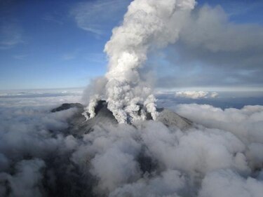 Sube a 36 la cifra de muertos por erupción de volcán en Japón