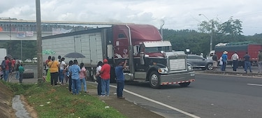 Caravana humanitaria busca avanzar; su llegada a la capital se atrasa por los cierres de vías