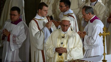 Papa pide a la Iglesia polaca 'abrir las puertas' y huir de los 'poderes del mundo'