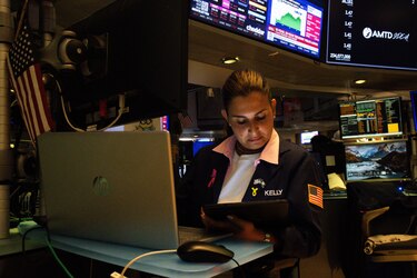 Wall Street cierra en verde tras disiparse la volatilidad ligada a Oriente Medio