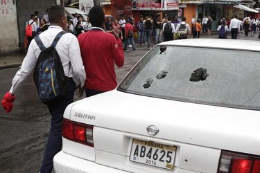 Liberan a tres estudiantes que estaban detenidos desde julio por vandalismo en el Instituto Nacional