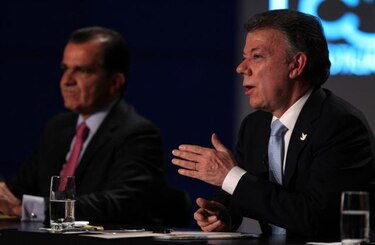 Santos y Zuluaga chocan en debate en televisión