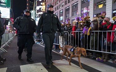 Miles llenan Times Square para celebrar el Año Nuevo