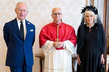 El rey Carlos de Inglaterra se convierte en el primer líder de la Iglesia anglicana en rezar públicamente junto a un Papa en 500 años