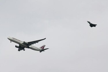 Arrestan a pasajero de avión escoltado por cazas británicos