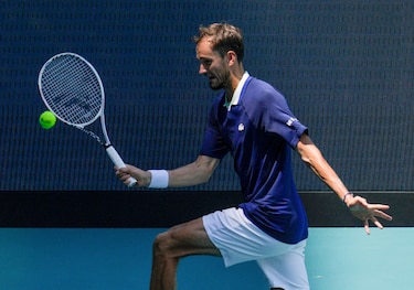 Medvedev arranca la reconquista del número uno con triunfo ante Murray en Miami