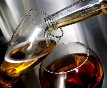 Bebedores de alcohol en Europa corren riesgo de cáncer digestivo