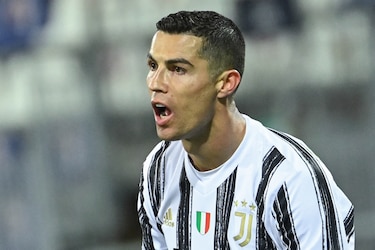 Cristiano Ronaldo responde a las críticas con un triplete en media hora al Cagliari
