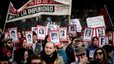 A los 46 años del golpe de Pinochet, multitudinaria marcha en recuerdo de sus víctimas