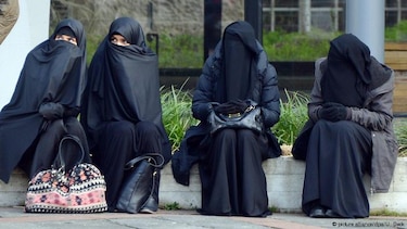 Talibanes impiden la entrada de mujeres a universidad por el uso del burka