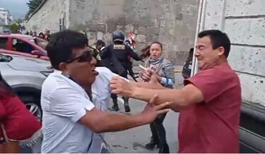Congresista peruano se enfrenta a golpes con un manifestante en Arequipa