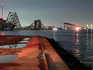 Se desploma el puente más largo de Baltimore por el choque de un buque portacontenedores; hay 7 desaparecidos