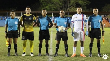 Técnico panameño teme ser contagiado al dirigir en la única liga de América que no se detiene por el coronavirus