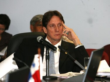 Procuraduría admite querella contra de Guillermo Sáez-Llorens por muerte de 10 bebés