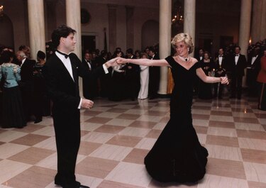 El icónico vestido ‘Travolta’ de Lady Di no encuentra comprador