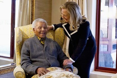 Sonriente Mandela se reúne con Hillary Clinton en su casa de campo