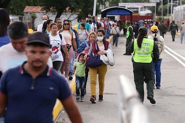 Colombia y Venezuela reabren la frontera común cerrada hace siete años
